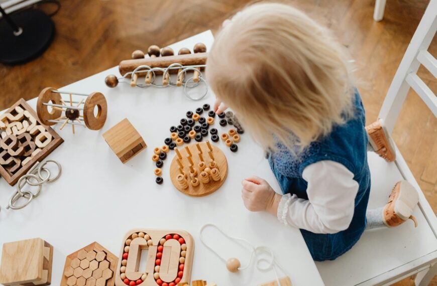 Montessori Eğitimi Nedir? Temel İlkeler, Yöntemler ve Faydaları