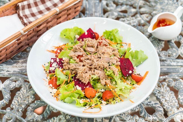 Ton balıklı salata: Sağlıklı, lezzetli ve besleyici bir salata tarifi.

